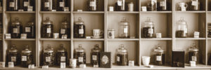 Pinterest Marketing mit der Medialike Agentur. Bild zeigt einen Schrank mit vielen kleinen Fächern voller Teedosen.