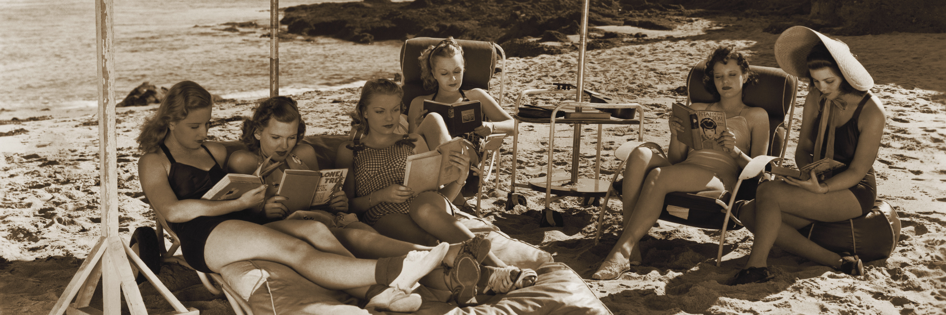 LovelyBooks. Bücher lesende Frauen am Strand