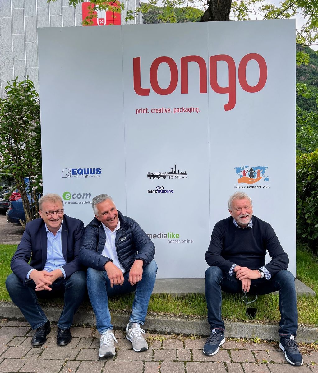 10 Jahre medialike - das Foto zeigt Günther Longo, Alexander Herrmann und Harald Longo vor dem Firmenschild am Standort Bozen