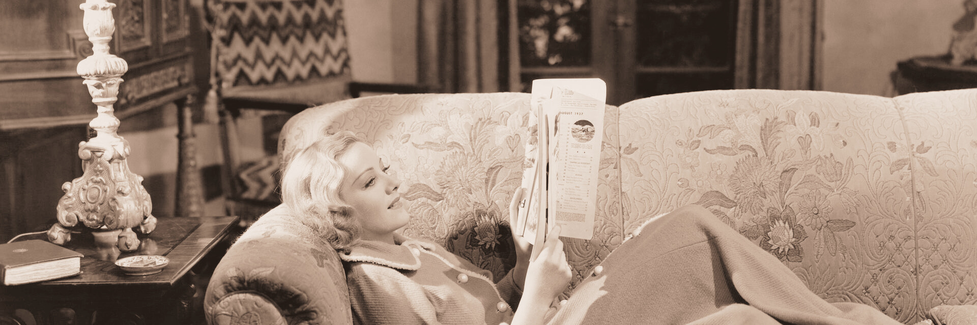Symbolbild Pressespiegel - Frau im Retro-Look liest eine Illustrierte